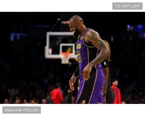 球迷场边举牌致敬詹姆斯，历史纪录时刻频现